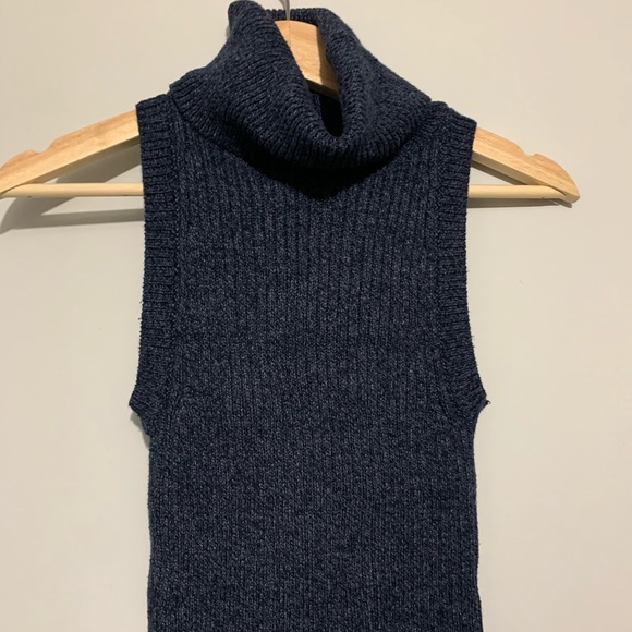 Turtleneck sleeveless top - Picture 2 of 3